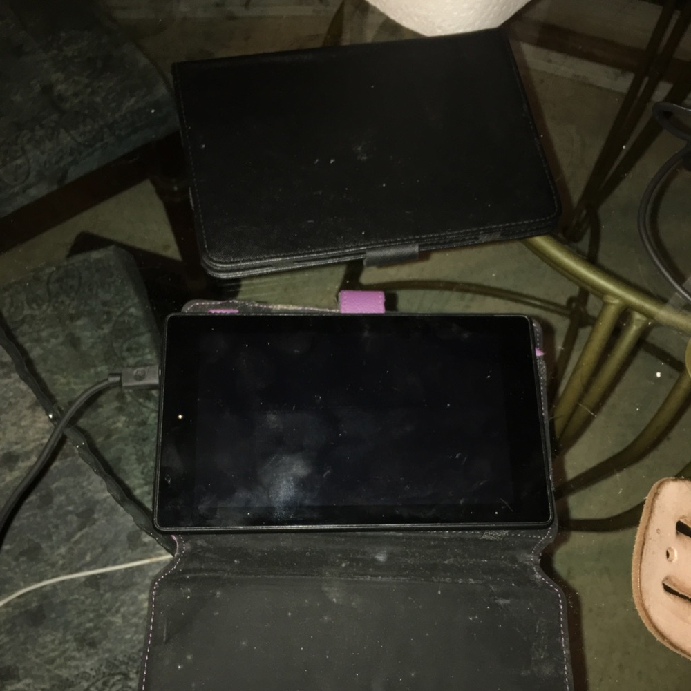 Kindle fire 7 comes w/ charger 2 cases and 38gb of storage